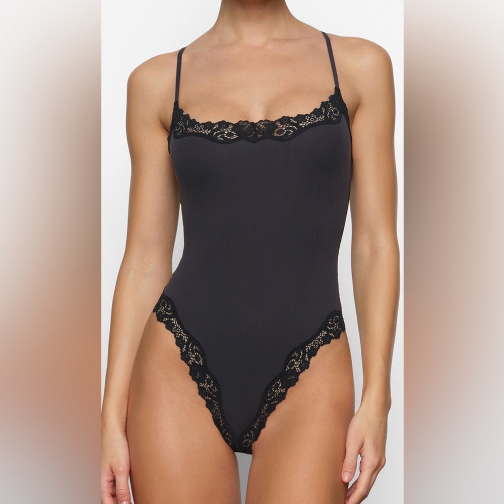 SKIMS Fits Everybody Lace CAMI Bodysuit